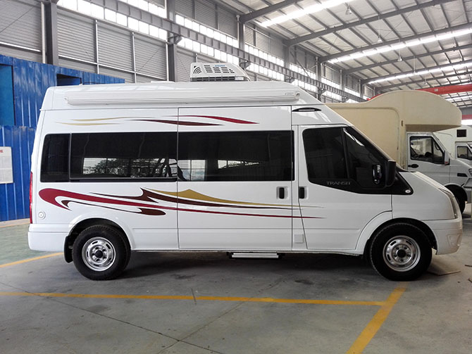 福特新世代全順V348長(zhǎng)軸高頂B型房車(chē)多方位展示圖4