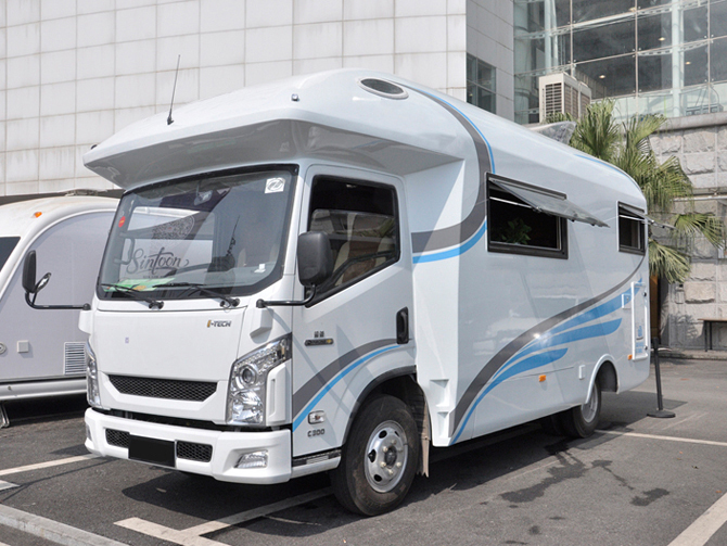 依維柯超越C300平頭C型房車