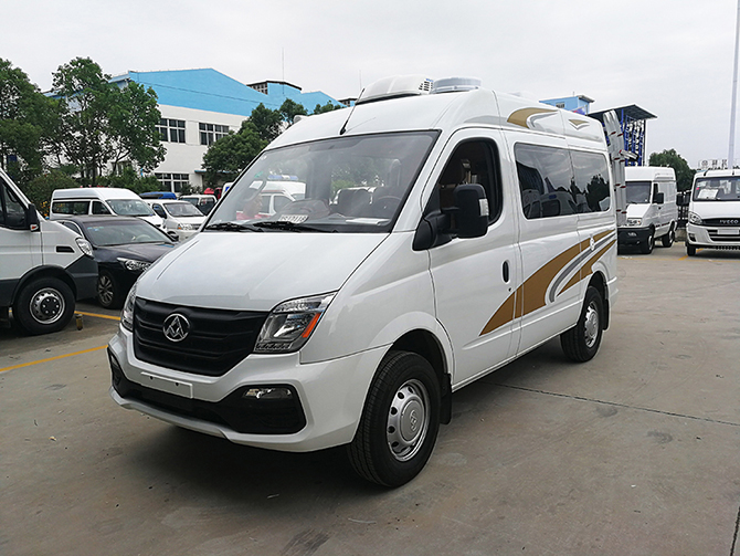 上汽大通V80短軸中頂B型房車(chē)多方位展示圖1