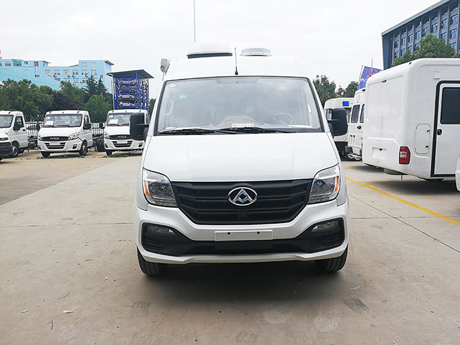 上汽大通V80短軸中頂B型房車(chē)多方位展示圖2