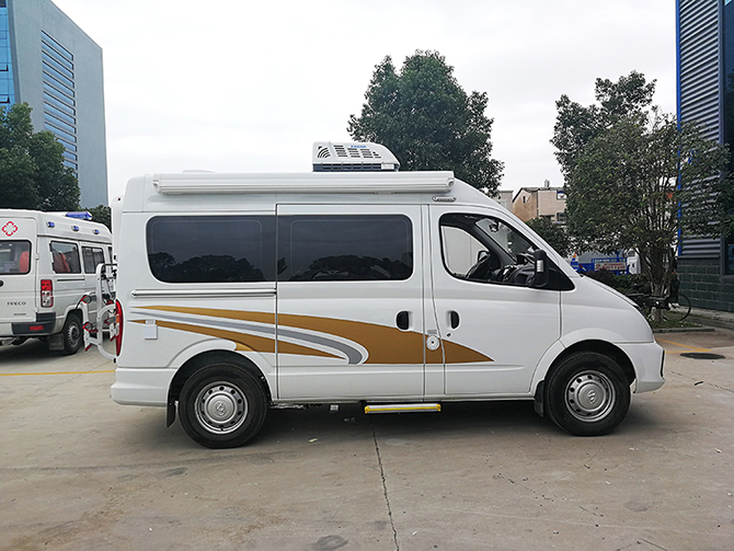 上汽大通V80短軸中頂B型房車(chē)多方位展示圖3