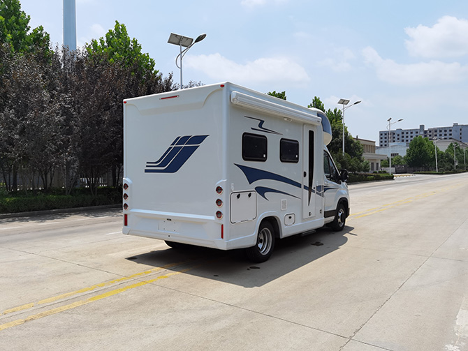 上汽大通V90小額頭C型房車多方位展示圖4