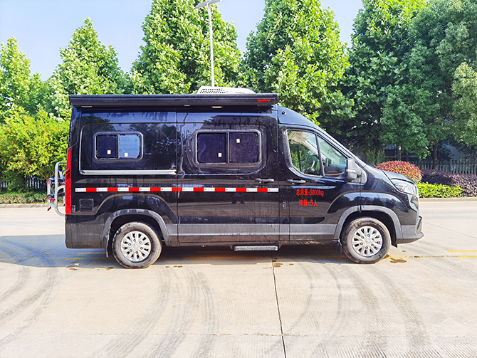 上汽大通V90長軸高頂B型房車多方位展示圖1