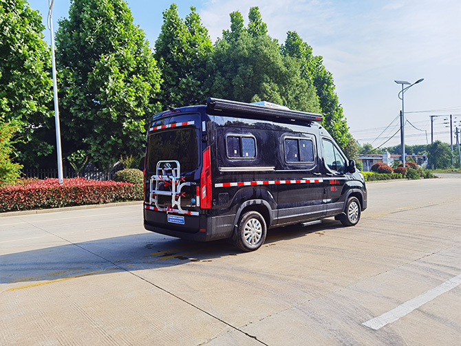 上汽大通V90長軸高頂B型房車多方位展示圖2