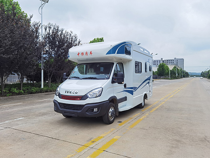 依維柯歐勝8AT自動擋C型房車多方位展示圖1