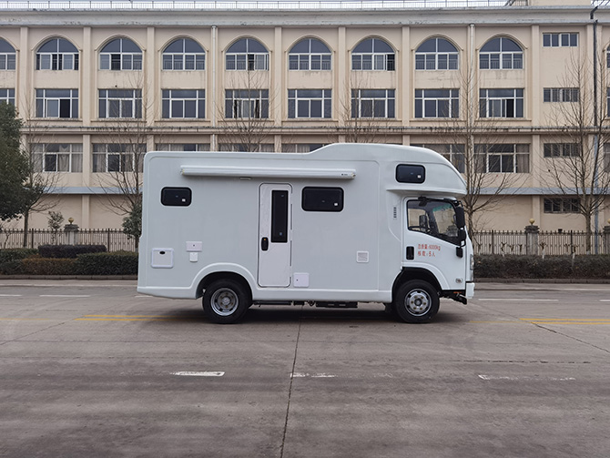 慶鈴五十鈴700P自動(dòng)擋房車多方位展示圖1