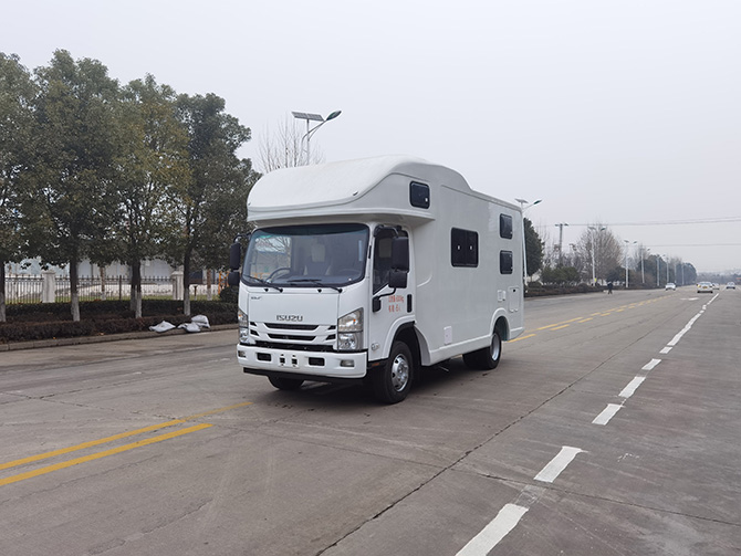 慶鈴五十鈴700P自動(dòng)擋房車多方位展示圖4