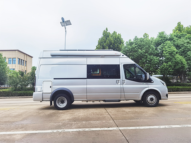 福特新世代全順V348后雙胎加長(zhǎng)軸高頂房車多方位展示圖1
